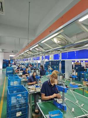 25 মিমি ব্যারেল 1 বছরের ওয়ারেন্টি এবং মসৃণ চকচকে curls জন্য 110-240V ভোল্টেজ সঙ্গে সিরামিক চুল curler